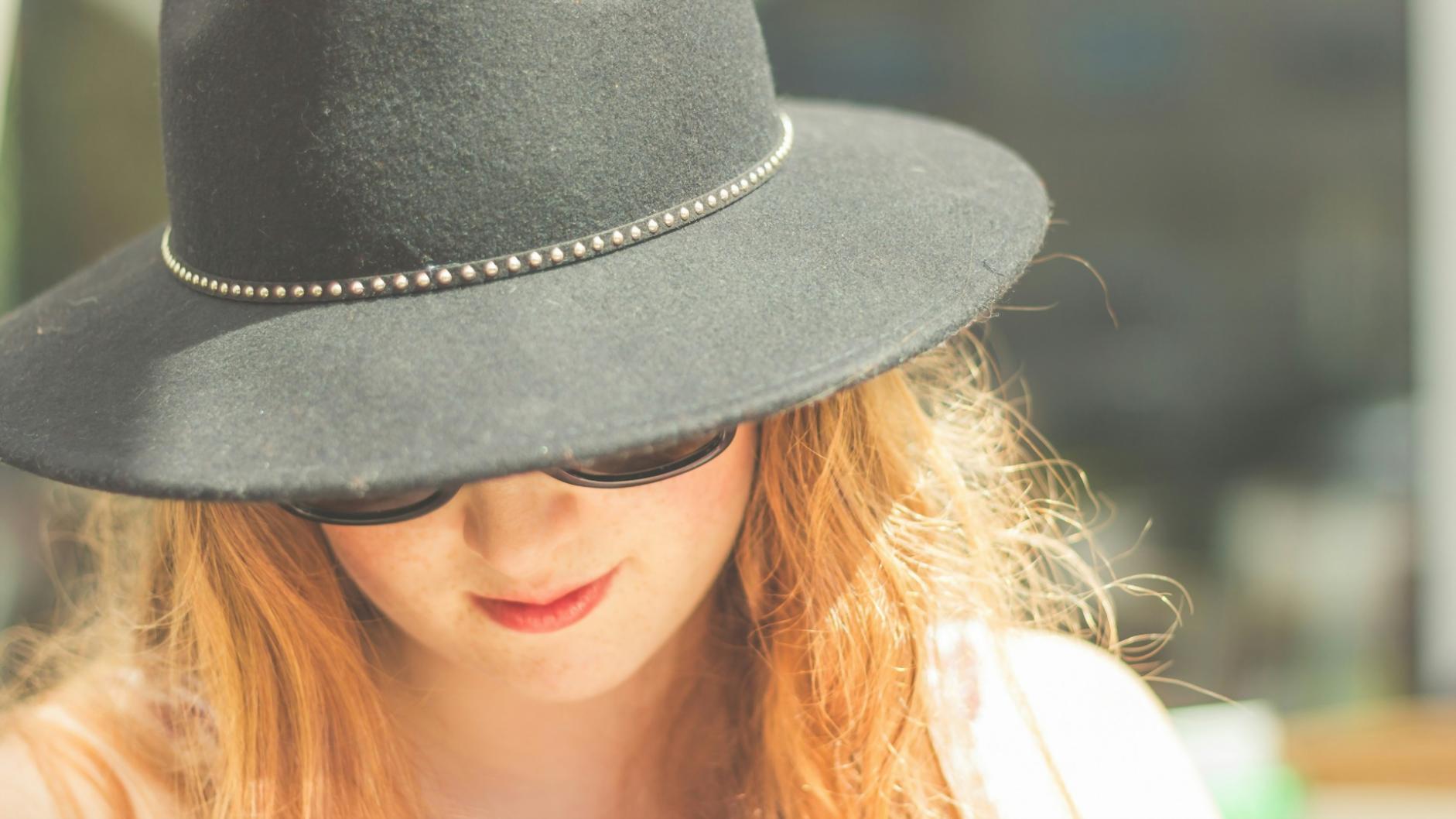 Studente pratica tecniche di makeup per eventi formali